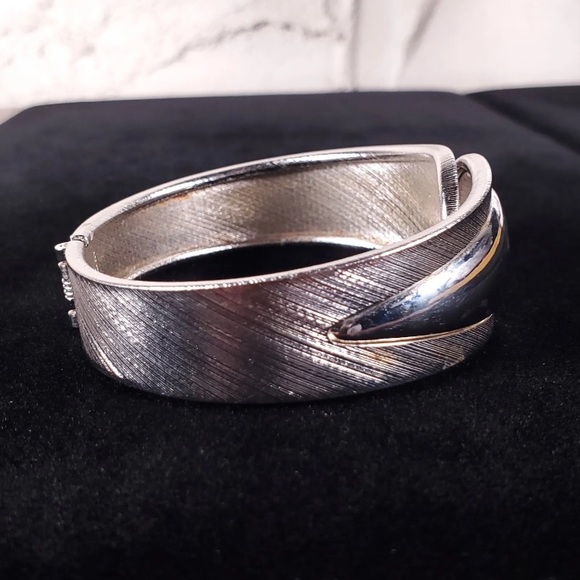 Vtg ‘70s Sarah Coventry Hinged Cuff Bracelet - Picture 3 of 12